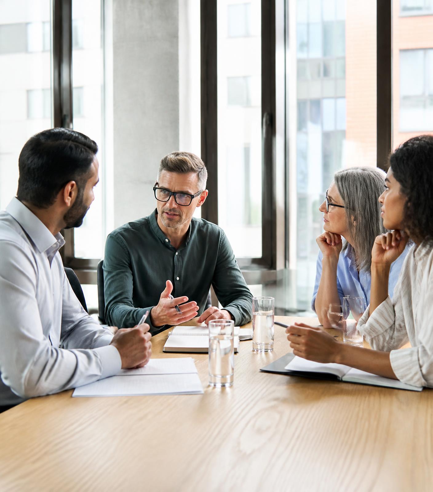 Reunião comercial entre executivos em escritório corporativo